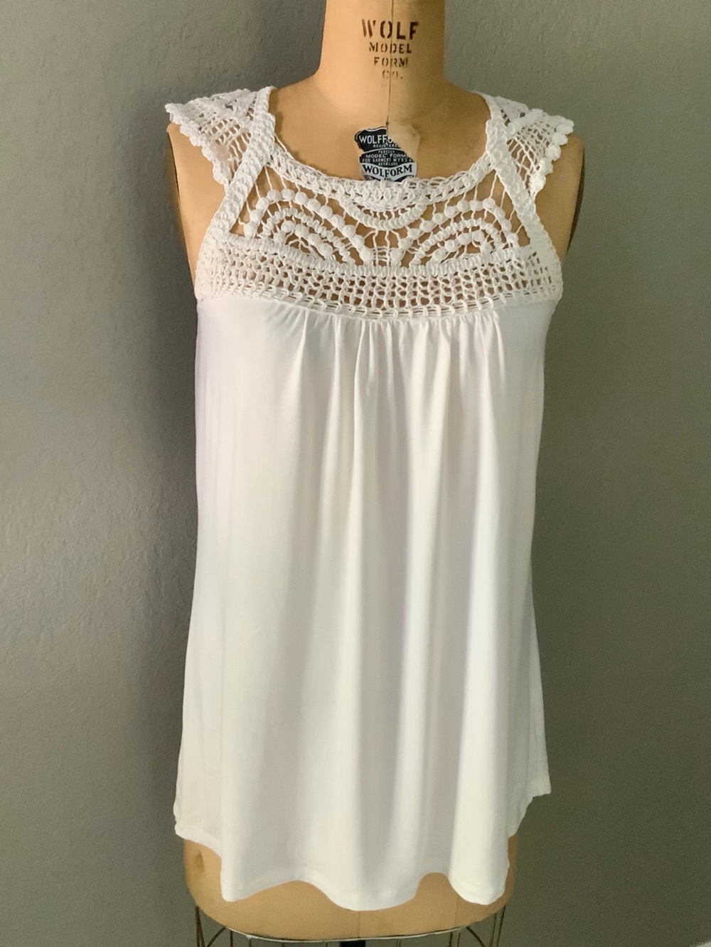 Boston Proper Cream Crochet Yoke Sleeveless Camisole, size M, Cottagecore, Artsy